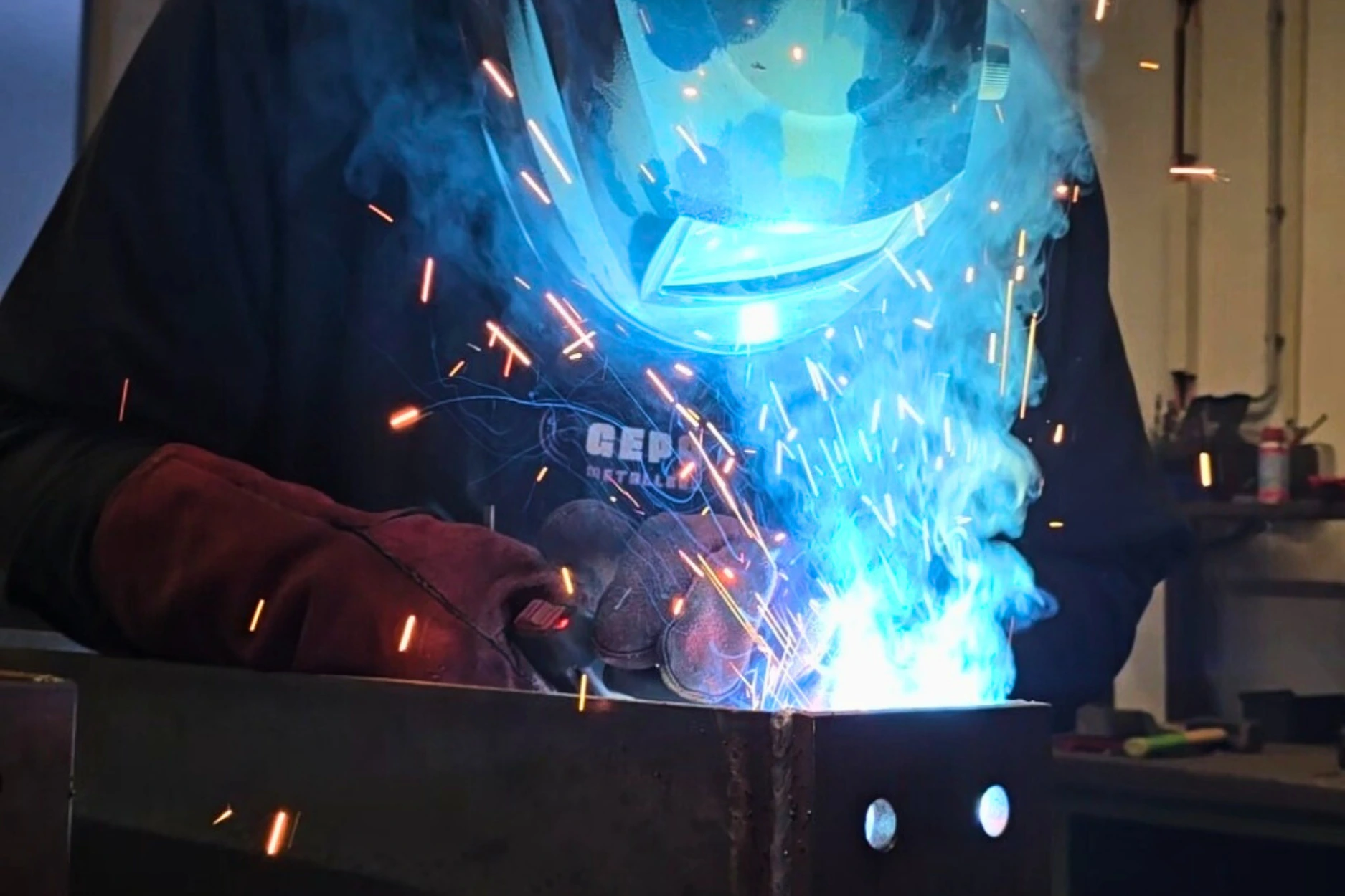 gepa-metallbau-schweißen-augsburg Handwerker beim MAG Schweißen von Stahlträgern – Qualitätsarbeit bei GEPA Metallbau