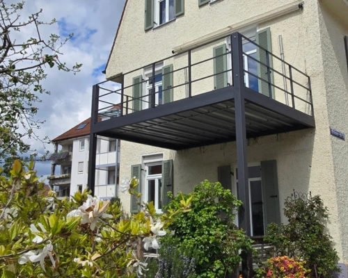Balkonanbau aus Stahl – Gesamtansicht Balkonanbau aus Stahl in Augsburg mit Vorderstützen und pulverbeschichteter Konstruktion